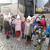 Przedszkolaki z grupy kotki przed autobusem.