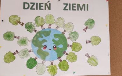 Plakat przedstawiający planetę Ziemię, wokół niej pokolorowane obrazki drzewek. W tle napis Dzień Ziemi.