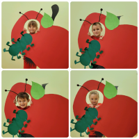 Dwie dziewczynki i dwóch chłopców jako robaczki pozują w foto budkach w kształcie jabłka.