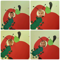 Jedna dziewczynka i trzech chłopców jako robaczki pozują w foto budkach w kształcie jabłka. 
