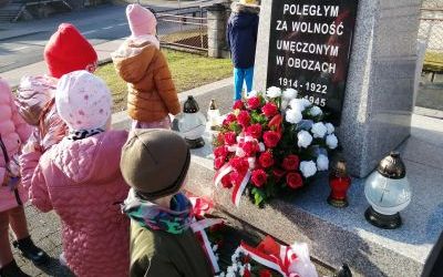 Dzieci składające znicz na grobie Żołnierzy walczących w II wojnie światowej.