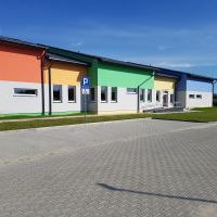 Przeszkole - wejście z boku i parking dla niepełnosprawnych