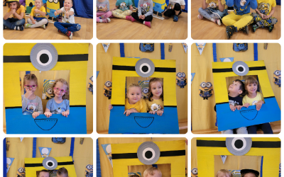 Dzieci stoją w fotobudce z Minionkiem. W tle żółta ściana.