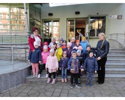 Dzieci i Panie stoją na schodach. W tle teatr Banialuka w Bielsku Białej.