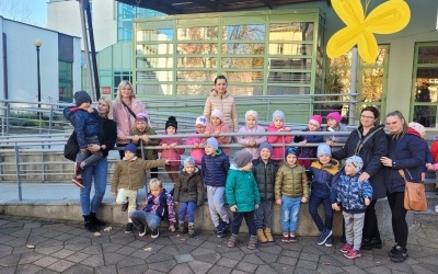 Dzieci wraz z Paniami pozują do zdjęcia przed teatrem Banialuka w Bielsku Białej 