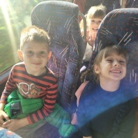 Chłopiec z dziewczynką siedzą razem w autobusie