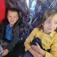 Dwóch chłopców siedzą razem w autobusie 