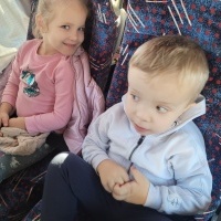 Chłopiec z dziewczynką siedzą razem w autobusie
