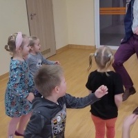 Dzieci z grupy motylki tańczą na sali gimnastycznej. 
