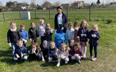 Zdjęcie grupowe Kotków wraz z Panią podczas akcji 