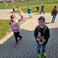 Dzieci z grupy Motylki porządkują teren wokół przedszkola.