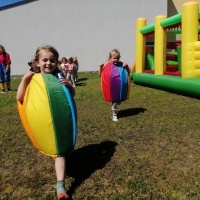 Dzieci podczas rywalizacji sportowej.