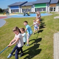 Grupka dzieci bawi się w przeciąganie liny