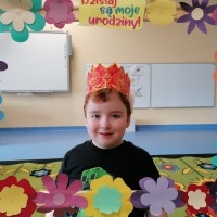 Chłopiec w ramce- Dziś są moje urodziny. Na głowie ma koronę. 