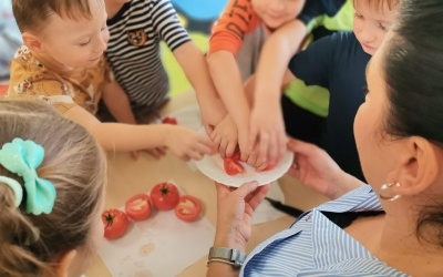 Ogólnopolski program Witaminki - dzieci degustują różne rodzaje pomidorów.. 