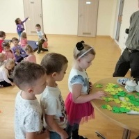 Dzieci z grupy Kotki i Pszczółki uczestniczą w spotkaniu z leśnuczymi. Dostają pamiątkowe odblaski. 