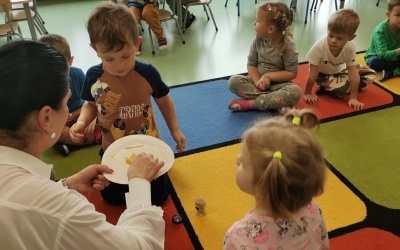 Dzieci degustują miód - przysmak wszystkich Misiów.