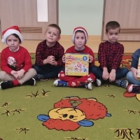 Dzieci cieszą sie z wizyty Mikołaja.