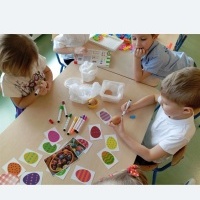 Dzieci dekorują wydmuszki kolorowymi mazakami, sami wymyślają decor.