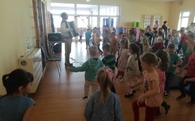 Dzieci tańczą do utworu granego przez górala Szczepana.
