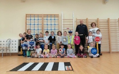 Kotki zdjęcie grupowe z Policjantem.