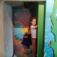 Dziewczynka podczas zabawy w bajce .