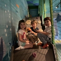 Dzieci bawią się na ścianie spinaczkowej.